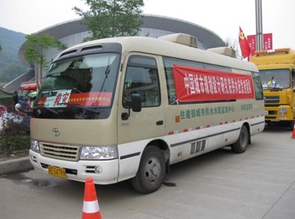 工作在災(zāi)區(qū)的水質(zhì)監(jiān)測(cè)車